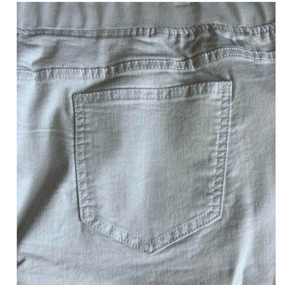NWT Ashley Stewart Elastic Waistband Pull-On Denim Shorts, Bermuda White size 26 - Picture 9 of 9